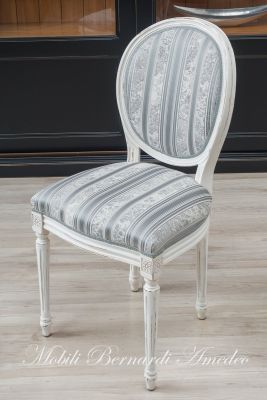 Riproduzione di sedia tappezzata in stile classico Luigi XVI finitura colore bianco anticato